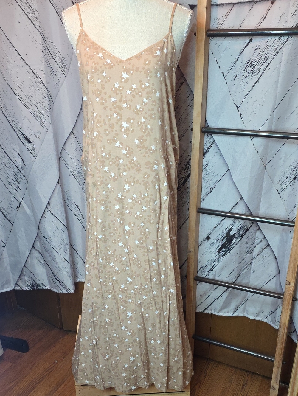 Splendid Sleeveless Beige Star-Embellished Slip Maxi Dress Numerous Sizes